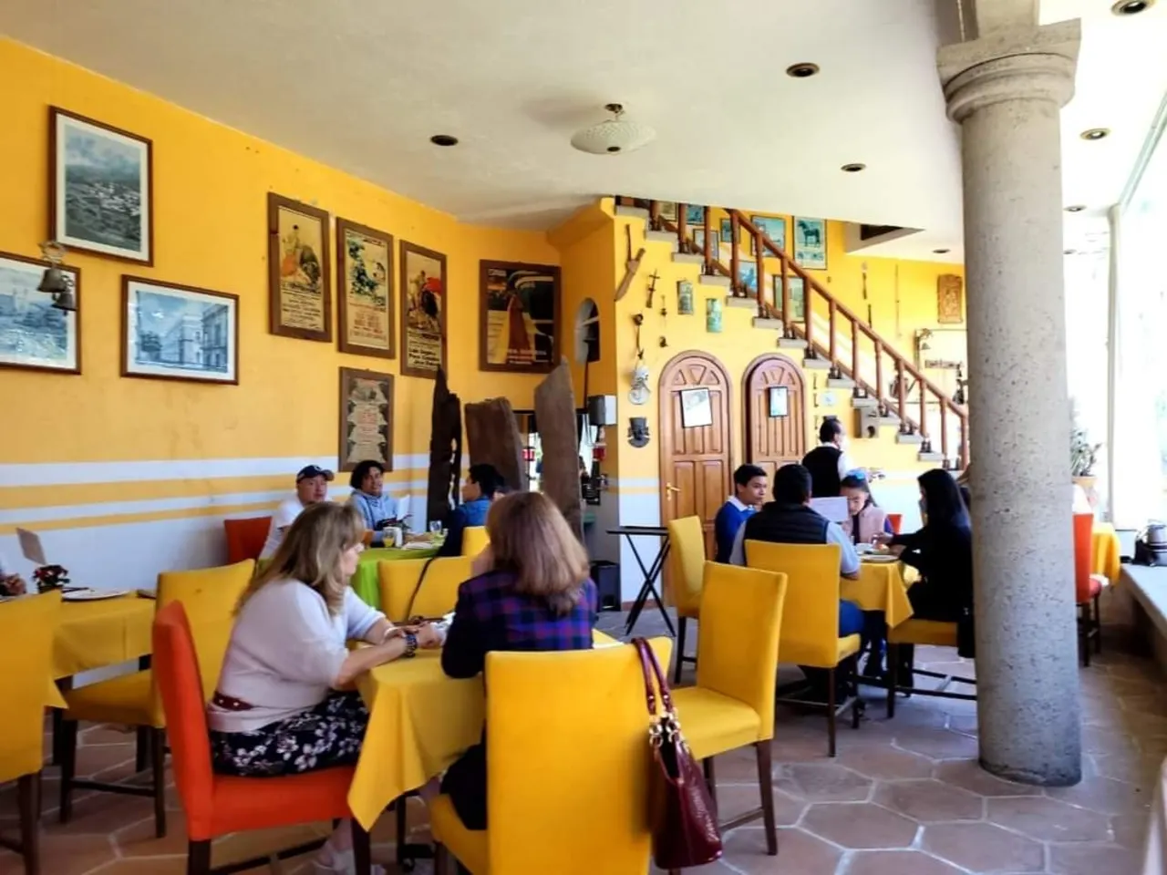 Comedor techado con decoración de hacienda campestre