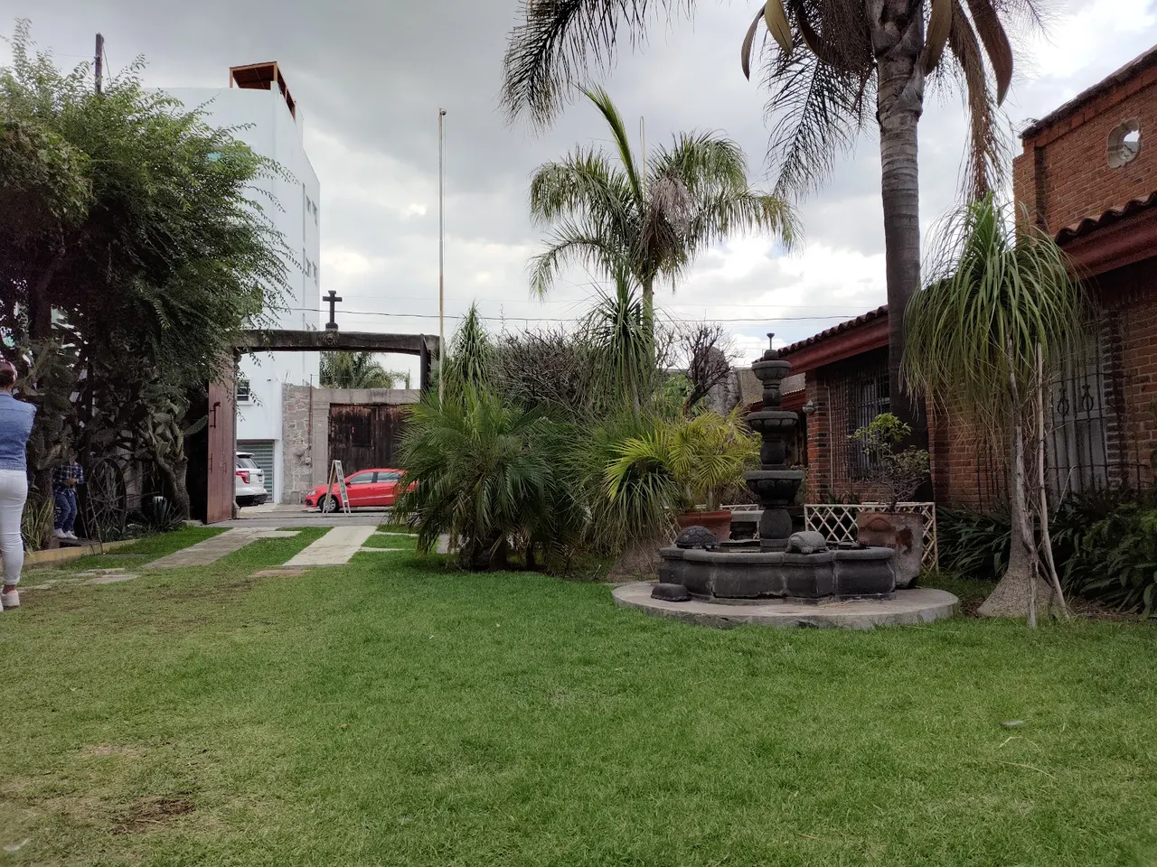 Fuente y jardín con palmeras