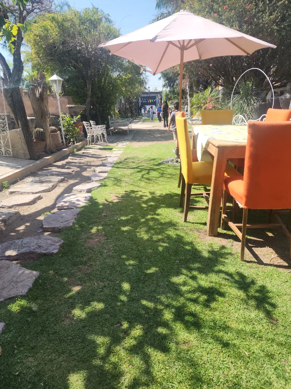 Terraza con sombrillas de colores para desayunar al aire libre